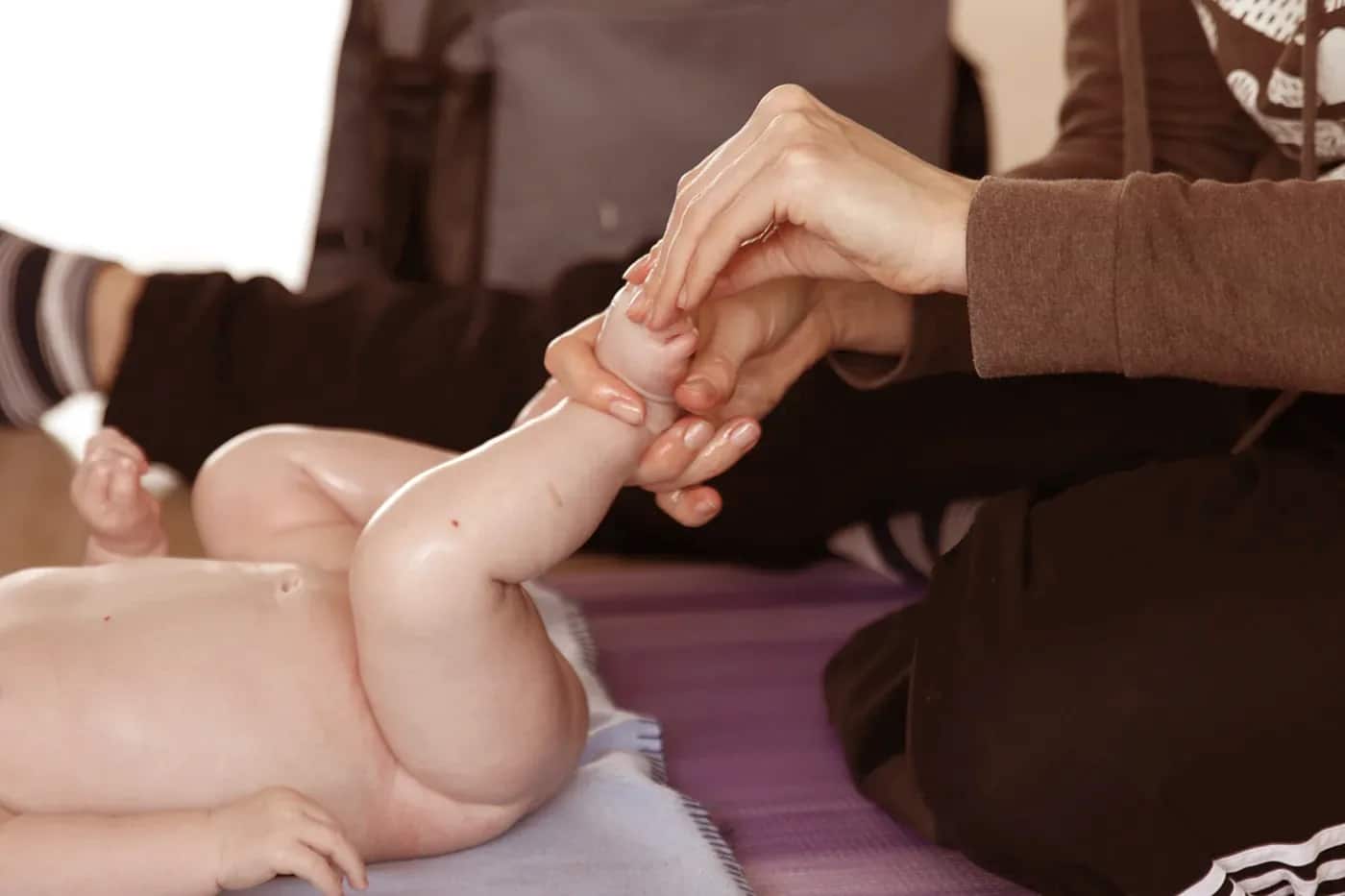 Babymassage, rustige warme aanraking