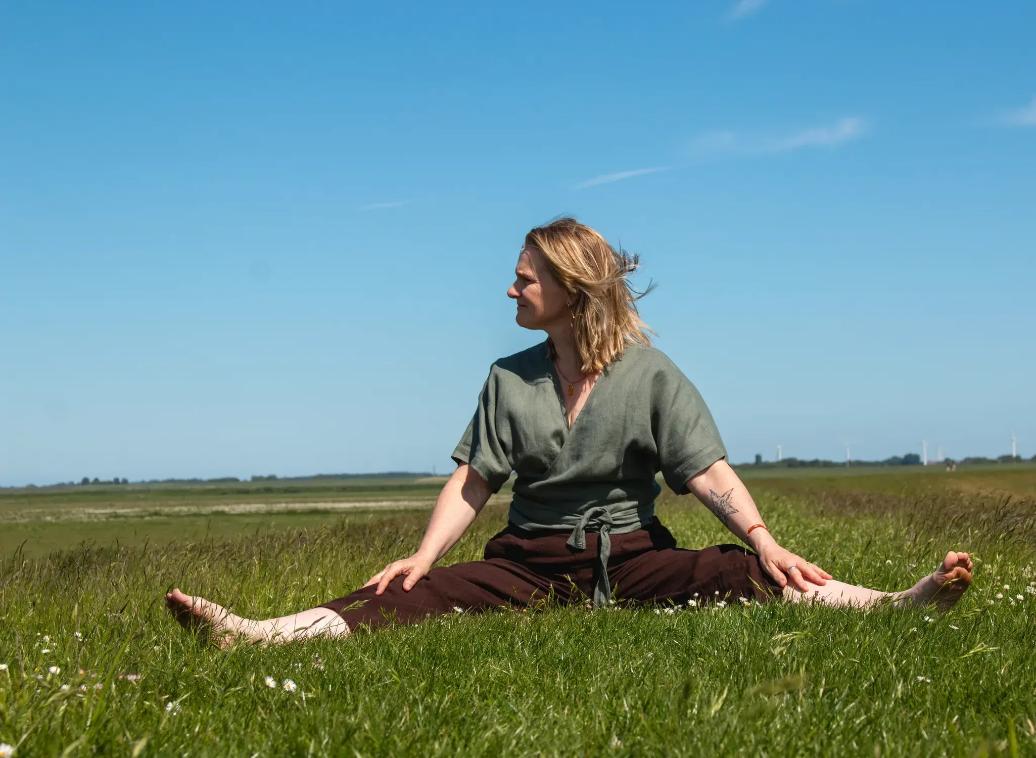 Mirjam van der Veen in het Friese landschap