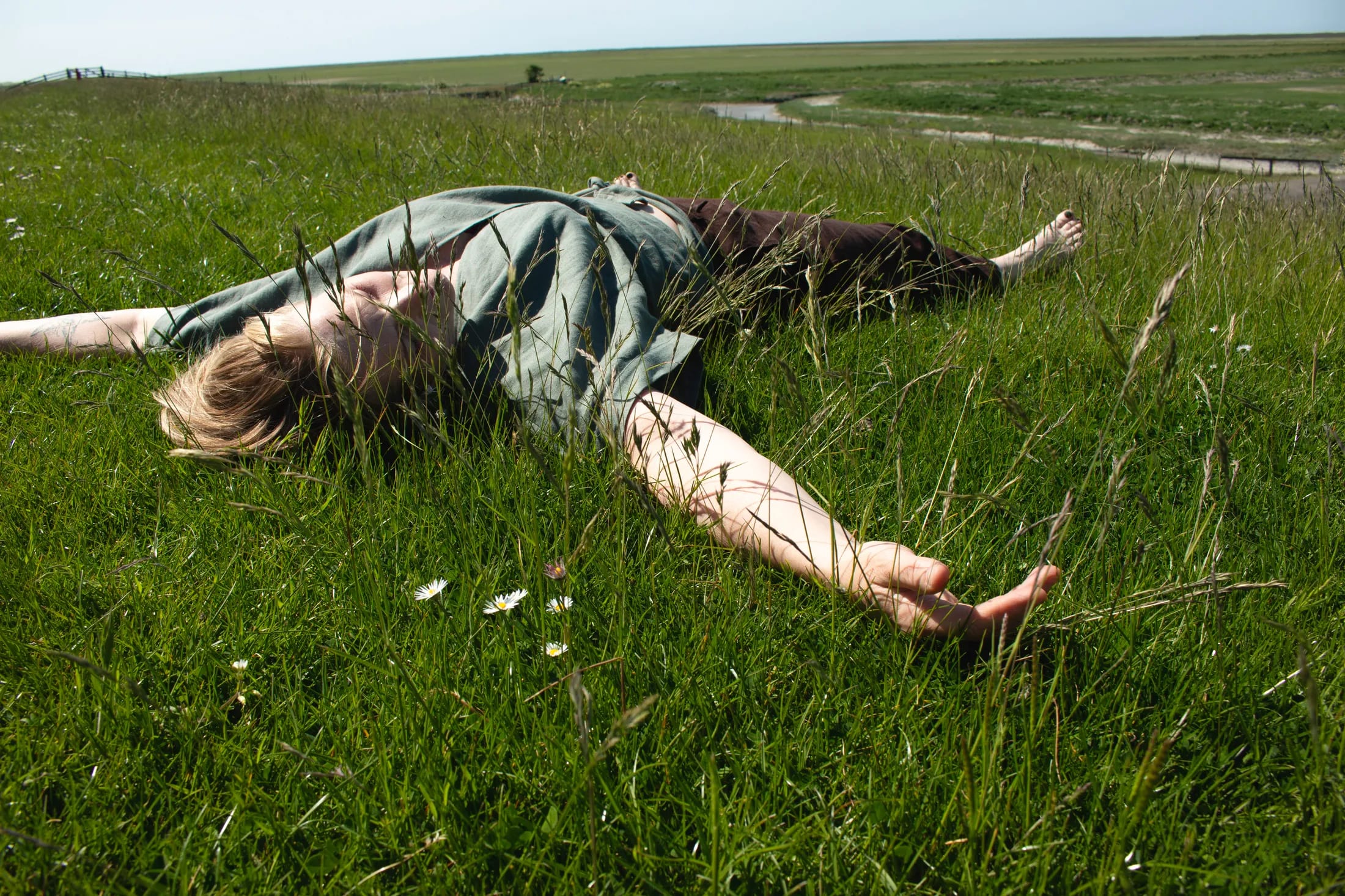 Mirjam languit in het Friese gras
