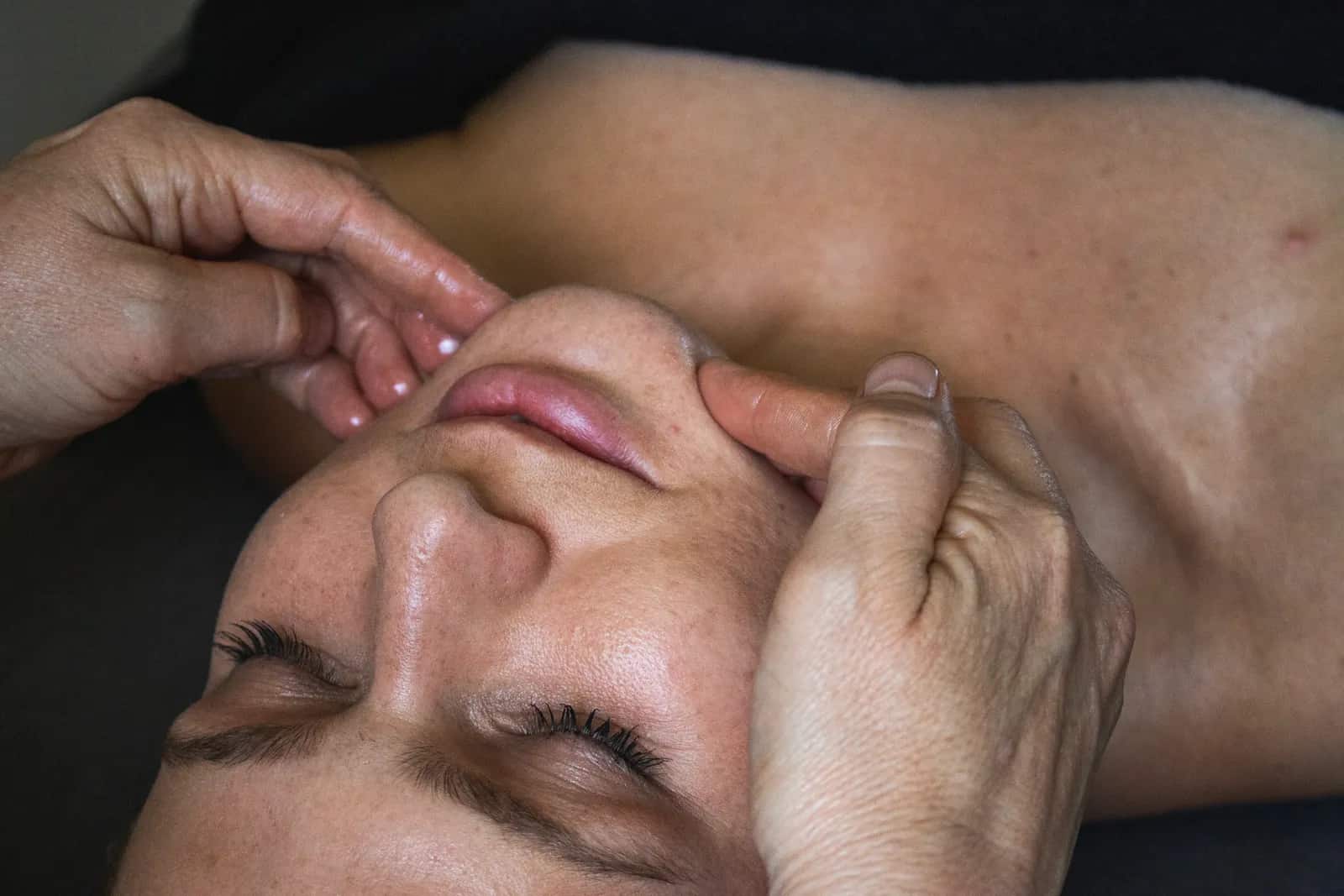 Ayurvedische gezichts- en hoofdmassage