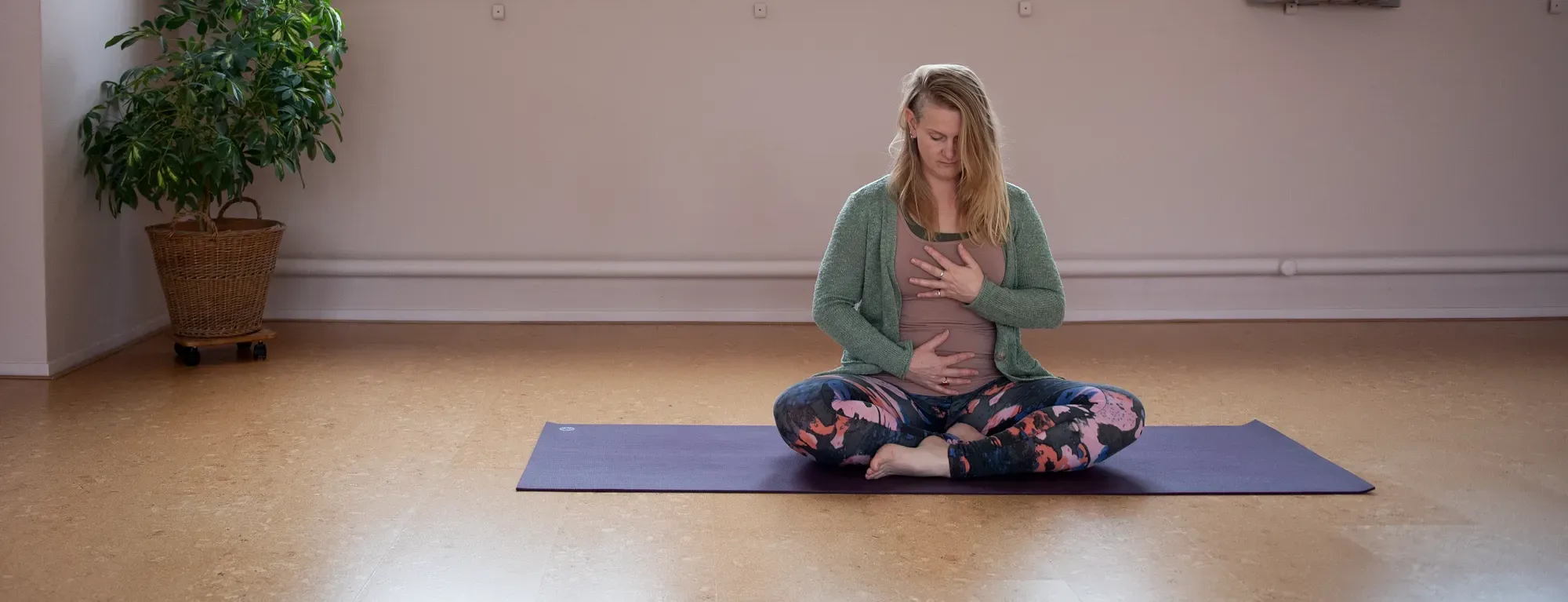 Zwangere vrouw tijdens een yogasessie
